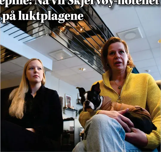  ?? FOTO: TORBJØRN O. KARLSEN ?? PÅ HELSA LØS: Amanda Jørgensen og Marianne Berg ved Hotell Maritim på Skjervøy krever at kommunen får bukt med den stygge lukta som stadig vekk siver inn på hotellet.