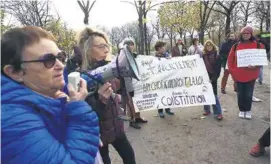  ?? ?? CELEBRAN.
Grupos proaborto, ayer, afuera de la Asamblea Nacional francesa.