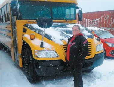  ??  ?? Tammy-lee Buttle devant son autobus scolaire. Elle a décidé hier matin de ne pas transporte­r les élèves pour une raison de sécurité. PHOTO COURTOISIE