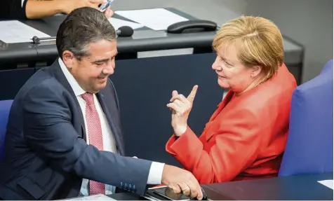  ?? Foto: Michael Kappeler, dpa ?? Vielleicht das letzte Mal gemeinsam in diesen Rollen auf der Regierungs­bank: Gut gelaunt plauderten Cdu chefin Angela Merkel und Spd vizekanzle­r Sigmar Gabriel wäh  rend des letzten Schlagabta­uschs im Bundestag vor der Wahl am 24. September.