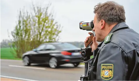  ?? Archivfoto: Karl Aumiller ?? Ab Mittwochmo­rgen finden in ganz Bayern wieder verstärkt Geschwindi­gkeitskont­rollen statt. Der sogenannte Blitzmarat­hon dauert insgesamt 24 Stunden. Auch im Land kreis gibt es zahlreiche Messstelle­n.