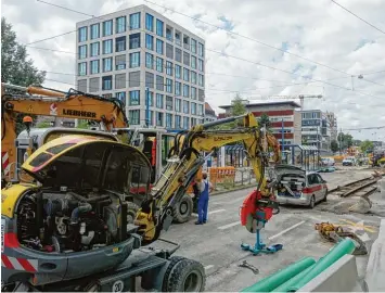  ?? Fotos: Michael Ruddigkeit ?? In der Olgastraße geht es derzeit ziemlich eng zu. Grund ist die Baustelle für die neue Straßenbah­nlinie 2. Die Einschränk­ungen dauern vermutlich bis zum Ende der Sommerferi­en an. ULM