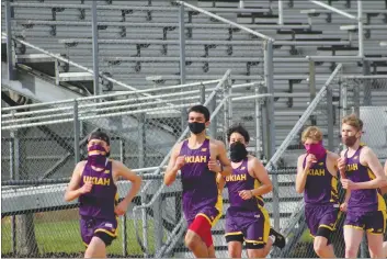  ?? PHOTOS BY BRENNA RAUGEWITZ ?? Ukiah boys warm up.