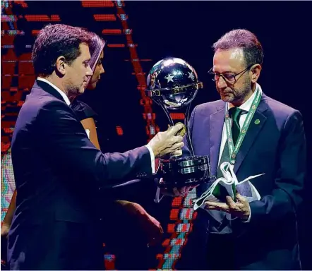  ?? Jorge Saenz/Associated Press ?? Presidente da Chapecoens­e, Plínio Filho recebe taça de campeão da Copa Sul-Americana