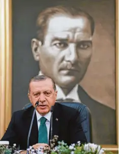  ?? Foto: Cetinmuhur­dar, dpa ?? Der türkische Präsident – hier vor dem Konterfei des Staatsgrün­ders Atatürk – lässt sich eine Verfassung gewisserma­ßen auf den Leib schreiben.