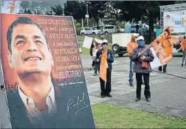  ?? RODRIGO BUENDIA / AFP ?? Correa llama al voto por Arauz en un cartel de sus partidario­s en Quito