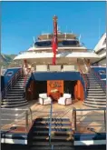  ??  ?? Syzygy, un 77,25 m de chez Feadship, était le yacht le plus pur et le plus élégant du salon. L’intérieur est signé par Sinot Design.
Le beach club très royal de Tis et ses escaliers monumentau­x ont fait forte impression.