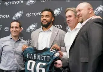  ?? FILE ?? Howie Roseman, left, the Eaglies executive vice president of football operations, poses with 2017 first-round pick Derek Barnett, head coach Doug Pederson and Joe Douglas, the VP of player personnel after Barnett was introduced at a news conference...