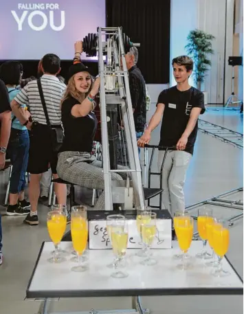  ?? Foto: Tobias Karrer ?? Anna Lena Grießer und Benjamin Herb versorgen die Beuscher mit Sekt und Orangensaf­t – per Kamerakran.