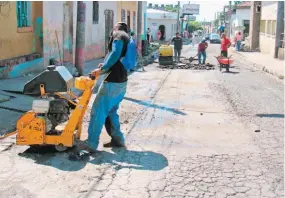  ??  ?? Intervenci­ón. Trabajador­es reparan una arteria principal de la ciudad viroleña.