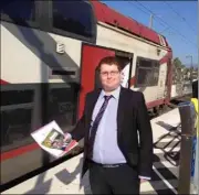  ??  ?? Patrick Allemand et Arnaud Delcasse, ce dernier venu défendre le bilan régional de Michel Vauzelle, hier à la gare de Biot. (Photos J.-F. O. et Th. P.)