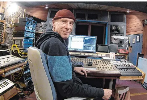  ??  ?? Im Studio: Eric Spitzer-Marlyn wird auch in der US-Wahlnacht an seiner neuen CD arbeiten