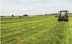  ??  ?? Michael Kustermann macht die Silage aus Gras. Dafür schneidet er das Gras mit einer Mähmaschin­e. Anschließe­nd wird es kleingehäc­kselt und an der Luft getrocknet. Denn um Silage daraus zu machen, muss es ziemlich trocken sein.