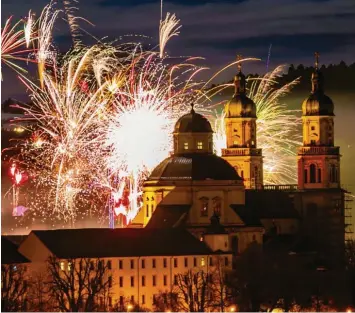  ?? Archivfoto: Ralf Lienert ?? Jedes Jahr wieder ein Spektakel: ein Feuerwerk an Silvester. Unser Archivfoto zeigt das Schauspiel in Kempten vor zwei Jahren. Fallen Feuerwerke wie dieses heuer wegen der Corona‰Pandemie aus?