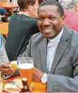  ?? Foto: Josef Mörtl ?? Mit der bayerische­n Küche hat sich Pater John aus Uganda längst angefreund­et. Er mag Weißwürste, Weißbier und isst am liebsten Schweinebr­aten.