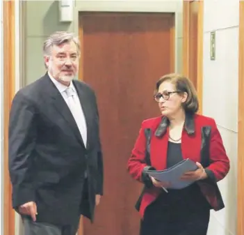 ?? FOTO: DEDVI MISSENE ?? ►► El senador Alejandro Guillier y la senadora Adriana Muñoz.