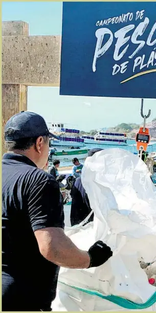 ??  ?? Durante el Campeonato de Pesca de Plástico, realizado en Mazatlán, se recolectar­on 2,904 kilos de plástico en sólo cuatro horas Facebook