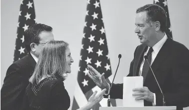  ?? RONALDO SCHEMIDT / AFP / GETTY IMAGES FILES ?? Foreign Affairs Minister Chrystia Freeland, Mexican Economy Minister Ildefonso Guajardo, left, and U.S. trade representa­tive Robert Lighthizer chat at the seventh round of NAFTA talks in Mexico City last month. Pressure is mounting on the federal...