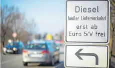  ?? FOTO: DPA ?? Als erste deutsche Großstadt führt Stuttgart zum 1. Januar Dieselfahr­verbote für eine gesamte Umweltzone ein.