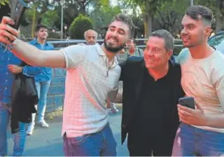  ?? // PSOE ?? Page posa para la foto con dos jóvenes en Ciudad Real el jueves 18