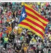  ??  ?? Demonstran­ten schwenkten die katalanisc­he Flagge