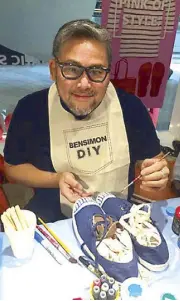  ??  ?? Designer Rajo Laurel stripes up his Bensimon pair