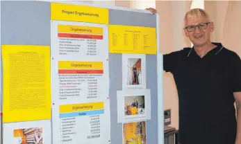  ?? FOTOS: LARISSA SCHÜTZ ?? In der Kirche St. Theresia informiert eine Infotafel über den Stand der Orgelsanie­rung. Pfarrer Thomas Schmolling­er hofft, dass auch die nächsten Spendenakt­ionen erfolgreic­h sind. Denn noch fehlen rund 38000 Euro.