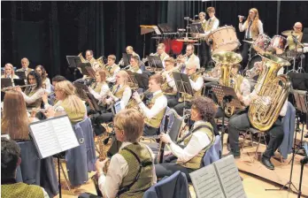  ?? FOTOS: SIMON SCHNEIDER ?? Der Kriminalfa­ll wird von der Stadtkapel­le Mühlheim musikalisc­h begleitet.