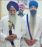  ??  ?? Akal Takht jathedar Gurbachan Singh (left) with Balwant Singh Rajoana, who is on death row for assassinat­ing former Punjab CM Beant Singh, inside the Patiala Central Jail on Saturday. The meeting was kept a secret till Rajoana’s sister Kamaldeep Kaur...