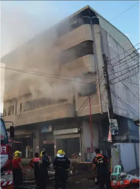  ?? (Angeles City Informatio­n Office) ?? FIRE FIGHTERS.
Fire fighters contain the blaze that razed the Airland Supermarke­t in Barangay Santo Rosario on Sunday night that reach Alarm Level 4.