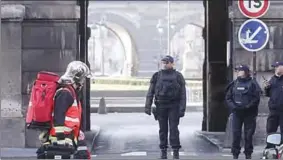  ??  ?? De Franse politie heeft de omgeving van het Louvre afgezet. (NU.nl)