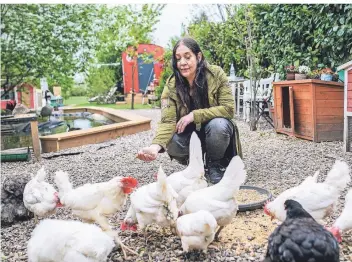  ?? RP-FOTO: GEORG SALZBURG ?? Babette Terveers vom Unterrathe­r Verein Notpfote füttert Hühner, die liebevoll aufgepäppe­lt werden und ihren Lebensaben­d artgerecht verbringen dürfen.