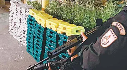  ?? DIVULGAÇÃO / POLÍCIA MILITAR ?? Tabletes de maconha seriam distribuíd­os em favelas onde o tráfico é dominado pela facção ADA