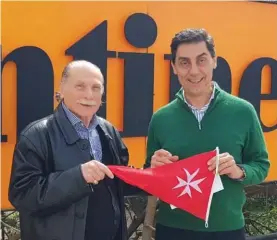  ??  ?? Club Commodore Wilfred Sultana presenting Dott Alessandro de Martino a burgee of the club at their recent meeting Photo: Johann J. Cuschieri