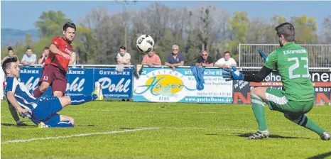  ?? FOTO: DEREK SCHUH ?? Bergs Andreas Kalteis traf beim 4:0-Sieg gegen Laupheim (Torhüter Fabian Heiland) doppelt.