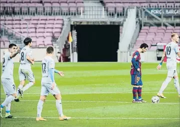  ?? LLIBERT TEIXIDÓ ?? Messi se dispone a sacar de centro después del segundo gol del Valencia