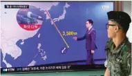  ?? AFP/JUNG YEON-JE ?? MALAPIT LANG Napasulyap ang isang sundalong South Korean sa palabas sa telebisyon na ipinakikit­a ang distansiya sa pagitan ng North Korea at Guam, sa isang railway station sa Seoul, nitong Miyerkules.