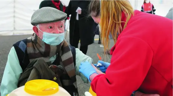  ?? BRÁGIMO/ICAL ?? Vacunacion­es masivas a personas mayores de 80 años en la provincia de Palencia