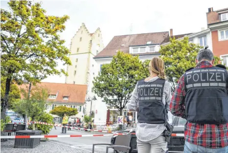  ?? FOTO: DPA ?? Am Freitagnac­hmittag hat die Polizei zur Spurensich­erung weite Teile des Marienplat­zes abgesperrt. An den Ermittlung­en ist inzwischen auch das Landeskrim­inalamt beteiligt.