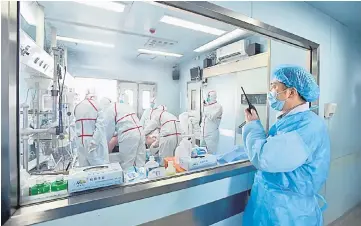  ??  ?? Photo shows an H7N9 bird flu patient being treated in a hospital in Wuhan, central China’s Hubei province. — AFP photo