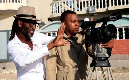  ?? KINDALA MANUEL|EDIÇÕES NOVEMBRO ?? Realizador “Dinho” (à direita) e co-realizador “Dito” durante as gravações do filme que estreia em Março em simultâneo em Luanda e Benguela