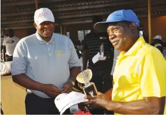  ??  ?? Governor Simon Lalong of Palteau State (R) receives a trophy from his Bauchi State counterpar­t, Muhammed Abuabakar during awards ceremony at the birthday golf kitty in honour of the latter