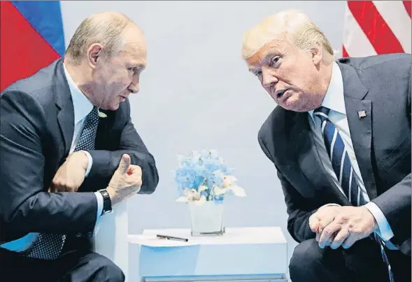  ?? EVAN VUCCI / AP ?? Vladímir Putin y Donald Trump en uno de sus encuentros en Hamburgo, el pasado 7 de julio, durante la cumbre del G-20