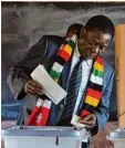  ?? Foto: Jerome Delay, afp ?? Emmerson Mnangagwa bei der Stimm abgabe.