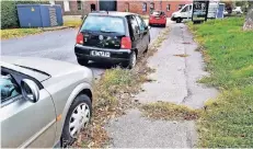  ??  ?? Unkraut und Laub sammeln sich auf dem Gehweg und der Straße. Auf dem Areal tummeln sich viele Ratten, sagen Anwohner.