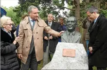  ??  ?? Mme Dumas, Jean-Luc Moudenc et Sébastien Langloys dévoilent le buste de Pierre Baudis au jardin japonais