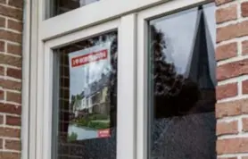  ?? FOTO WALTER SAENEN ?? Met affiches wil PVDA druk zetten op Umicore. “Een propere wijk is goed voor buren én werknemers”, klinkt het.