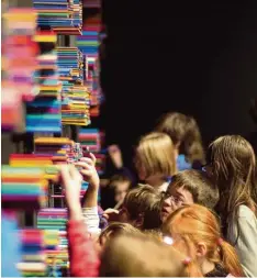  ?? Foto: Falk Kagelmache­r ?? So macht Museum Kindern besonders Spaß: Wenn sie mitmachen, anfassen und er leben dürfen. Das bietet die Pinakothek der Moderne nun sonntags im Rahmen des Mitmach Programms „Kinder können Kunst“. Auf diesem Bild sind Kinder im „Kunst...