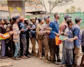  ??  ?? «Disastro nazionale».
Sudafrican­i senzatetto in coda a Johannesbu­rg al Mai Mai Market, dove viene distribuit­o del cibo
EPA