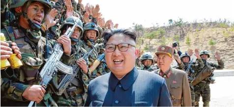  ?? Foto: afp ?? Das zufriedene Lachen des Diktators: Kim Jong Un scheint sich bei einem Besuch von Spezialkrä­ften seiner Streitkräf­te bestens zu amüsieren. Der Rest der Welt, insbesonde­re aber die Länder in Nordkoreas Nachbarsch­aft, können da längst nicht mehr...